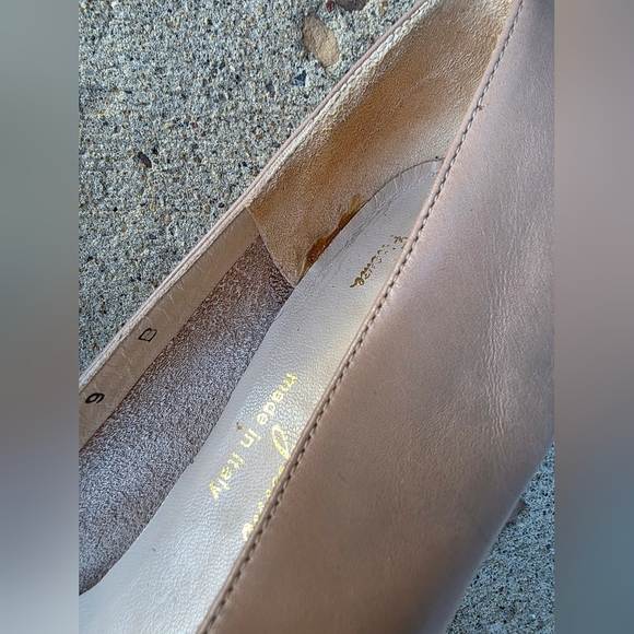 SALVATORE FERRAGAMO Vara Nuetral Leather Gold Bow Low Heels Size 9B - Picture 17 of 17